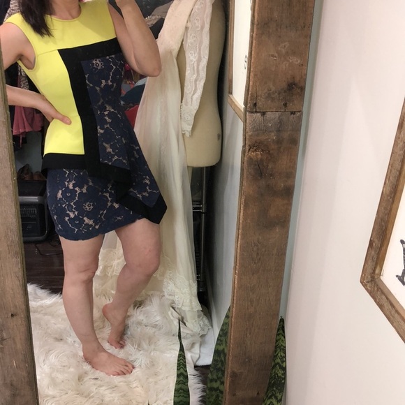 BCBGMAXAZRIA Alessandra dress size 6 lace and color blocking detail - Picture 3 of 10